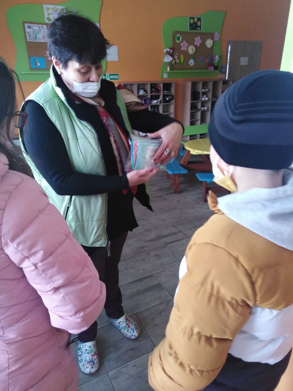 поздрав на децата от Детска градина „Слънце“, Детска градина „Мария Сиркова“ и Детска градина „Снежанка“ - СУ Тодор Кирков - Ловеч